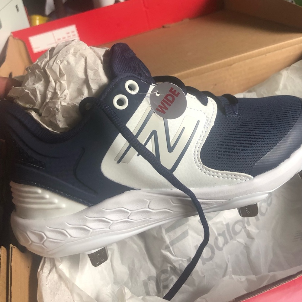 New Balance Blue and White Sneakers Modern Athletic Design